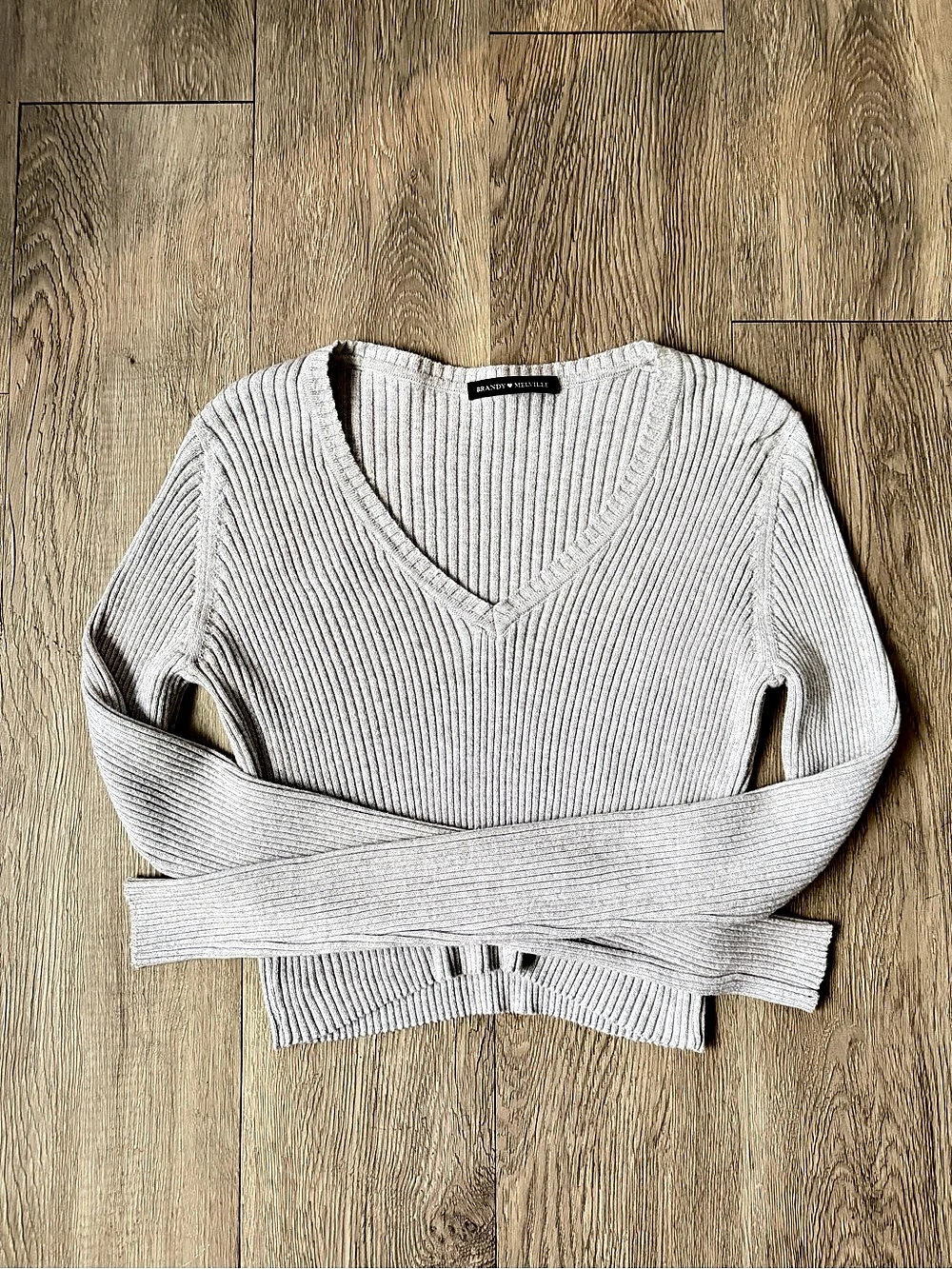Brandy Melville V-Neck Ribbed Sweater in Gray
